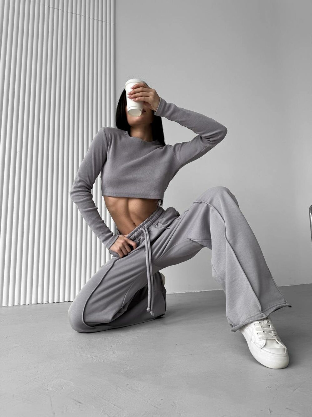 Спотривные штаны на высокой посадке со стрелками, цвет серый