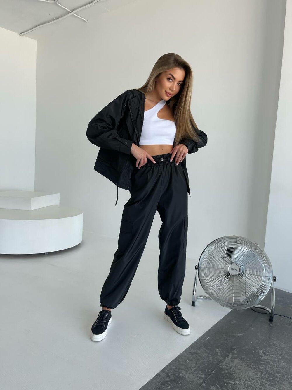 Чорні штани карго з кишенями