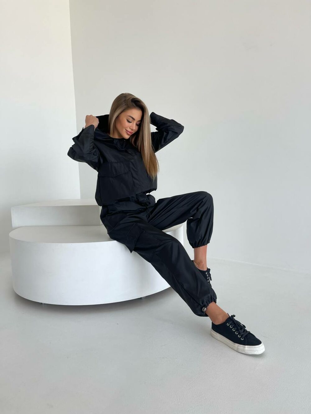 Чорні штани карго з кишенями