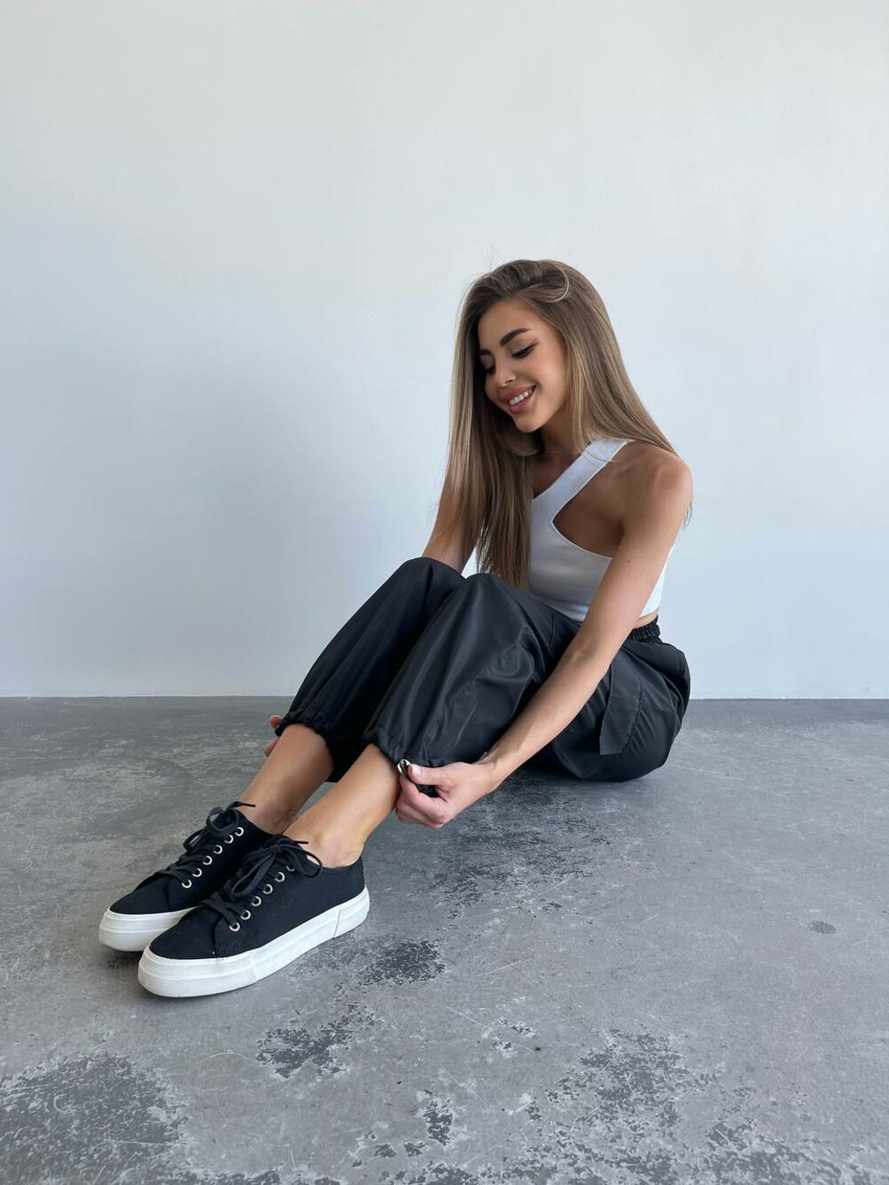 Чорні штани карго з кишенями