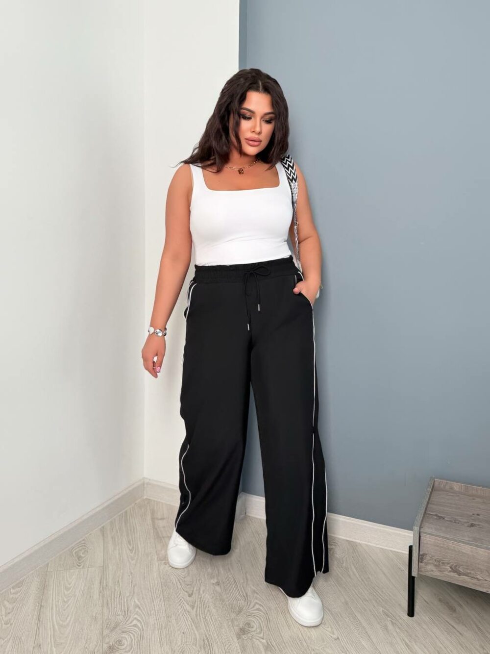 Штани з кишенями та лампасами, колір чорний