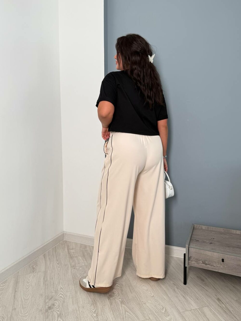 Штани з кишенями та лампасами, колір молочний