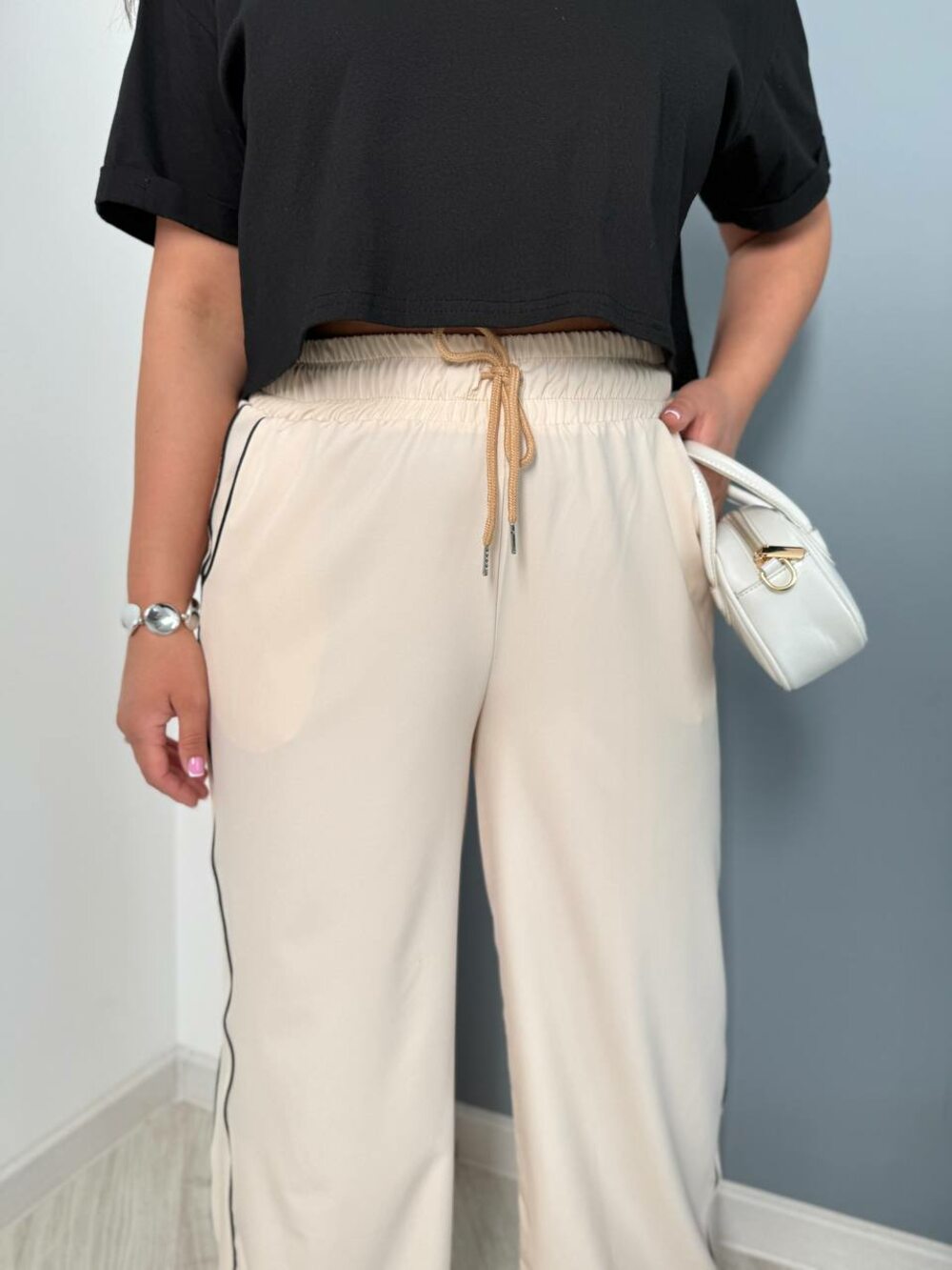 Штани з кишенями та лампасами, колір молочний
