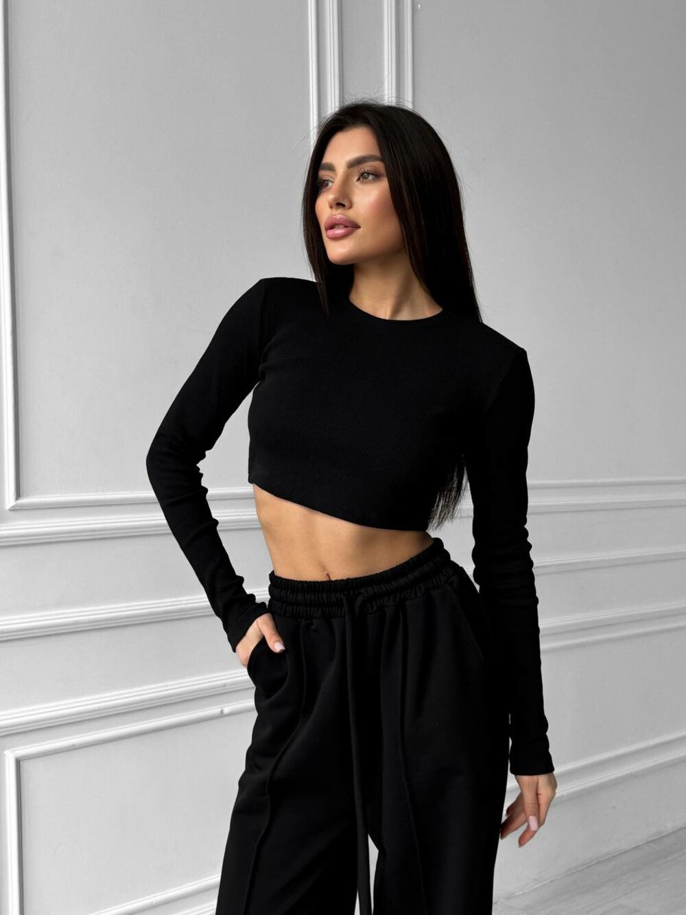 Стильні штани на високій посадці зі стрілками, колір чорний