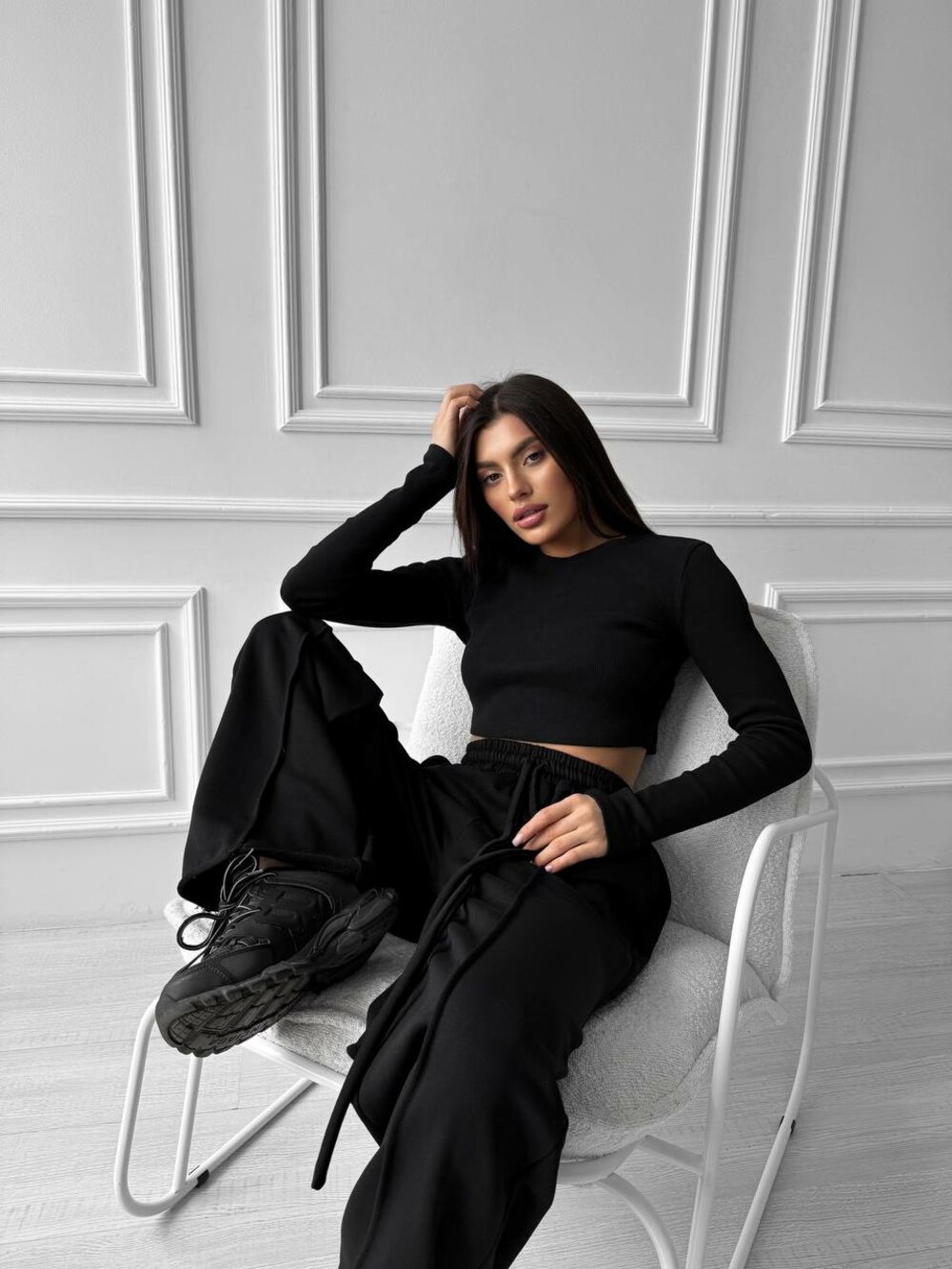 Стильні штани на високій посадці зі стрілками, колір чорний