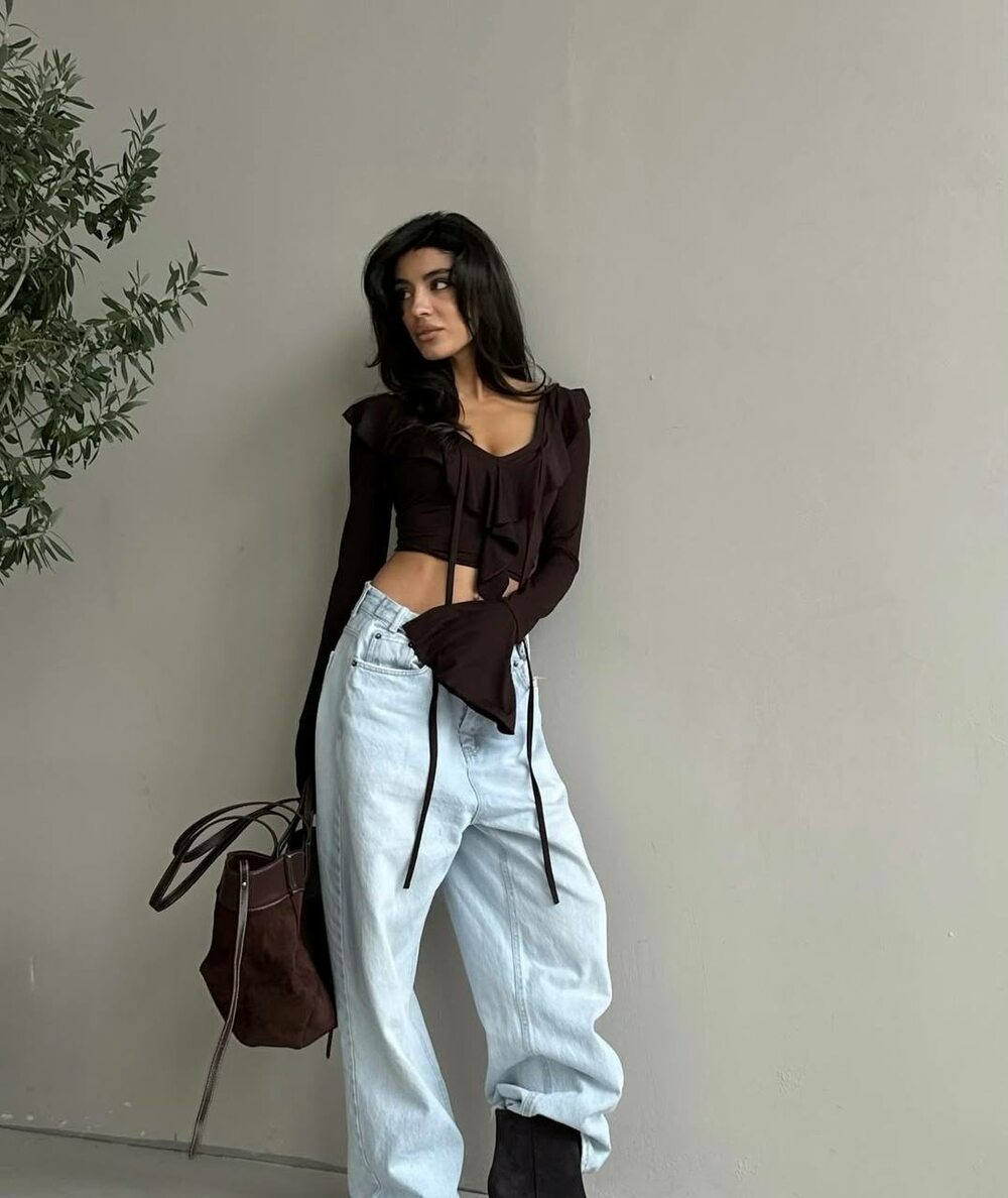 Укороченный топ с длинными рукавами и глубоким V-образным вырезом, цвет шоколад