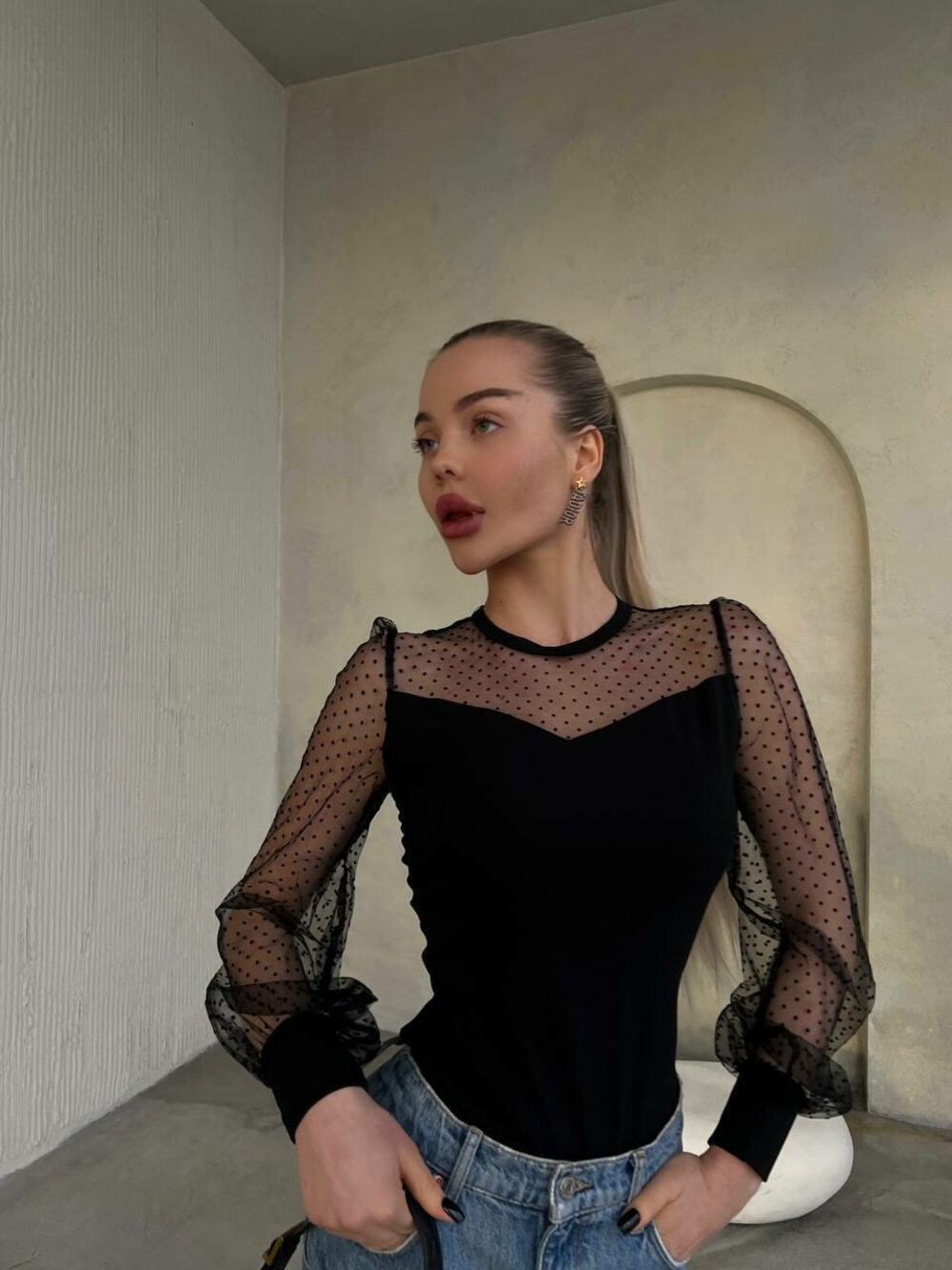 Боді з довгим рукавом із сіточки та фігурним декольте, колір чорний