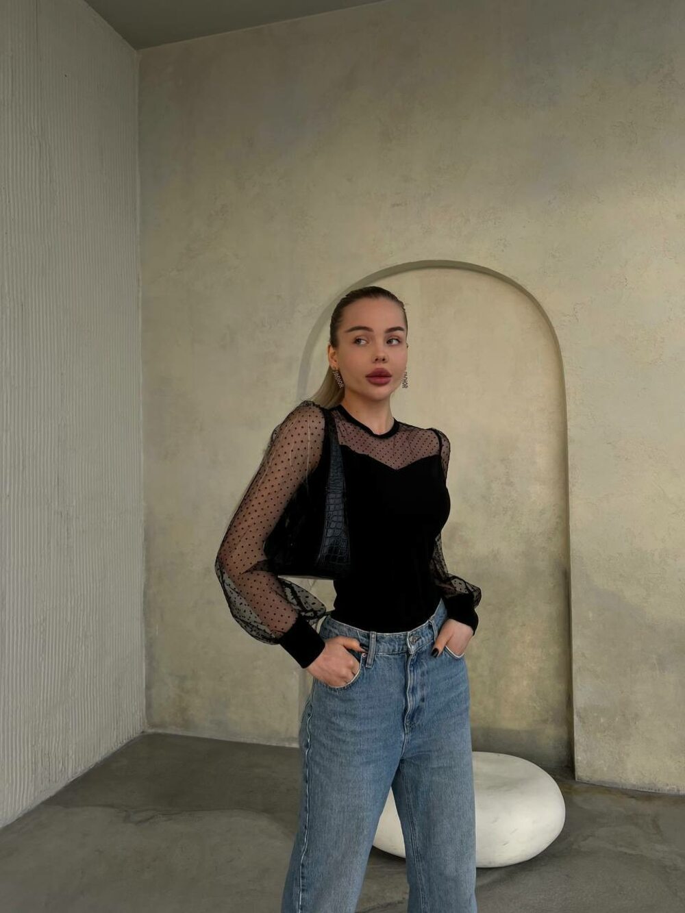 Боді з довгим рукавом із сіточки та фігурним декольте, колір чорний