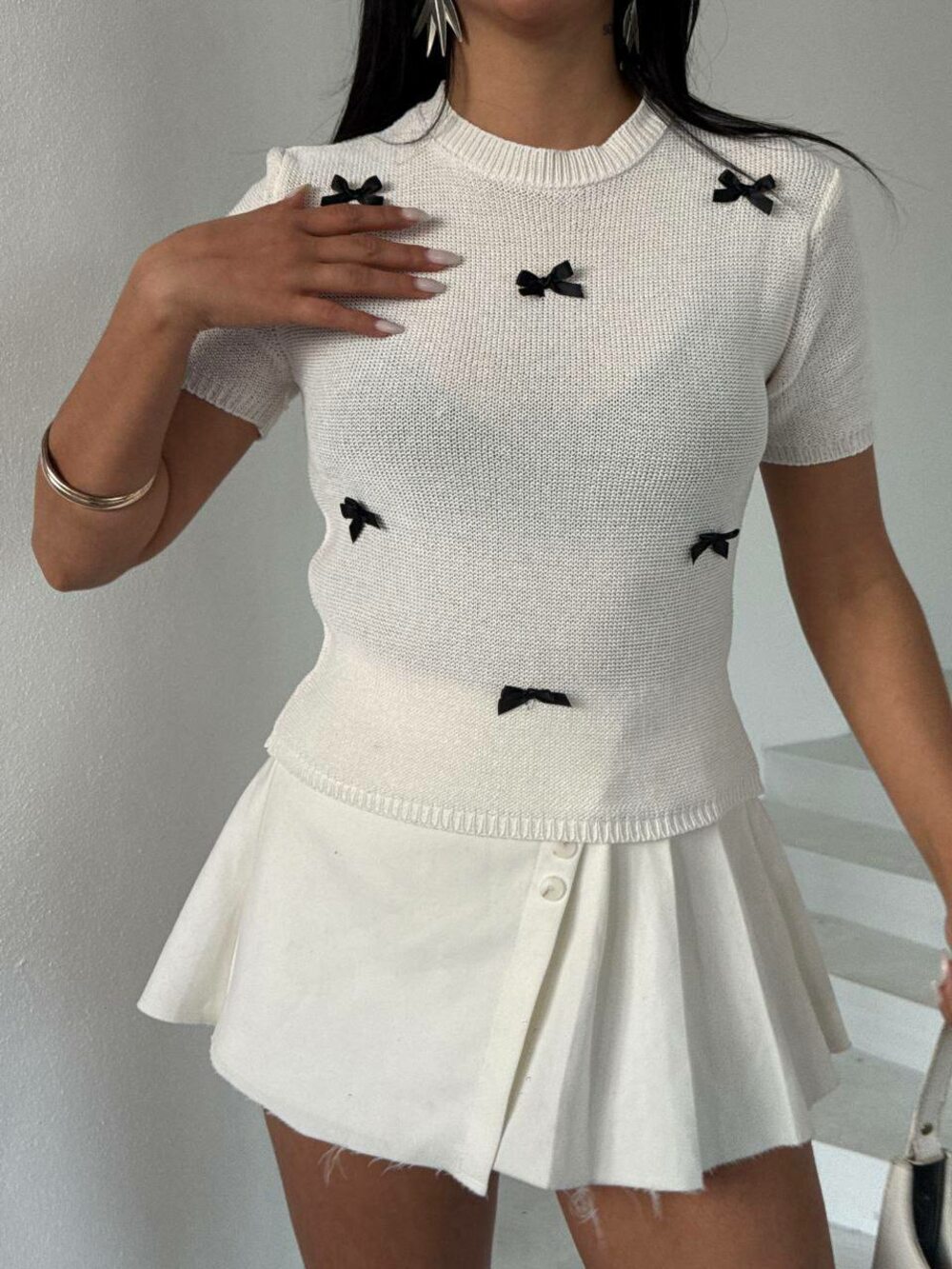 Трикотажная футболка с бантиками, цвет белый