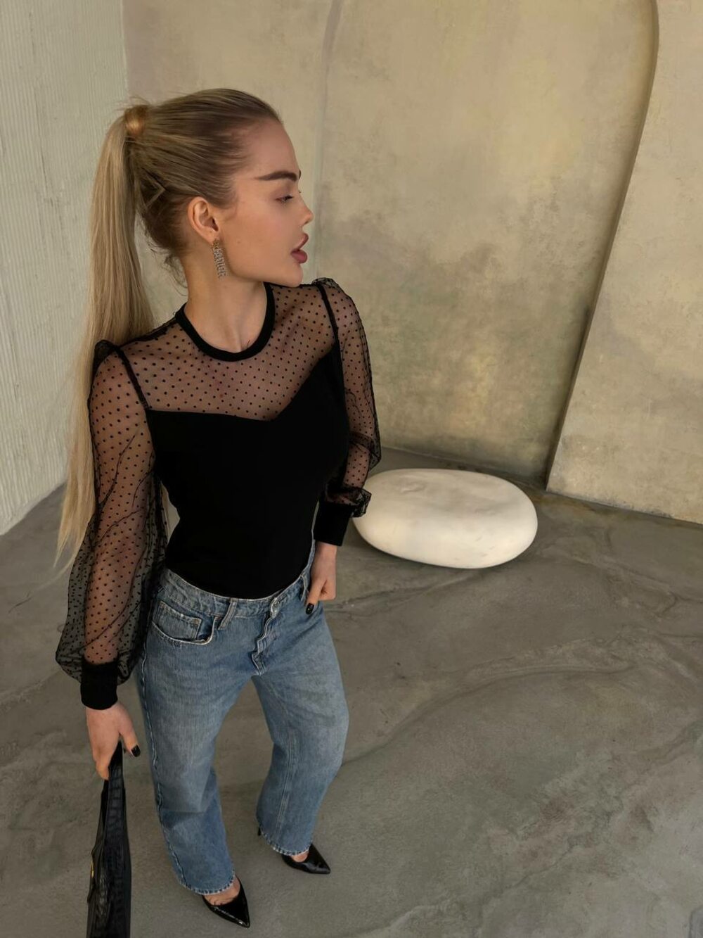 Боді з довгим рукавом із сіточки та фігурним декольте, колір чорний