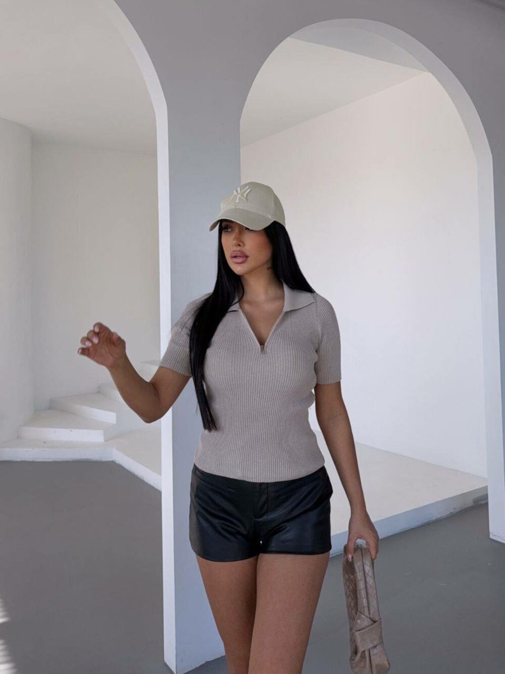 Трикотажний топ поло з блискавкою, бежевий колір