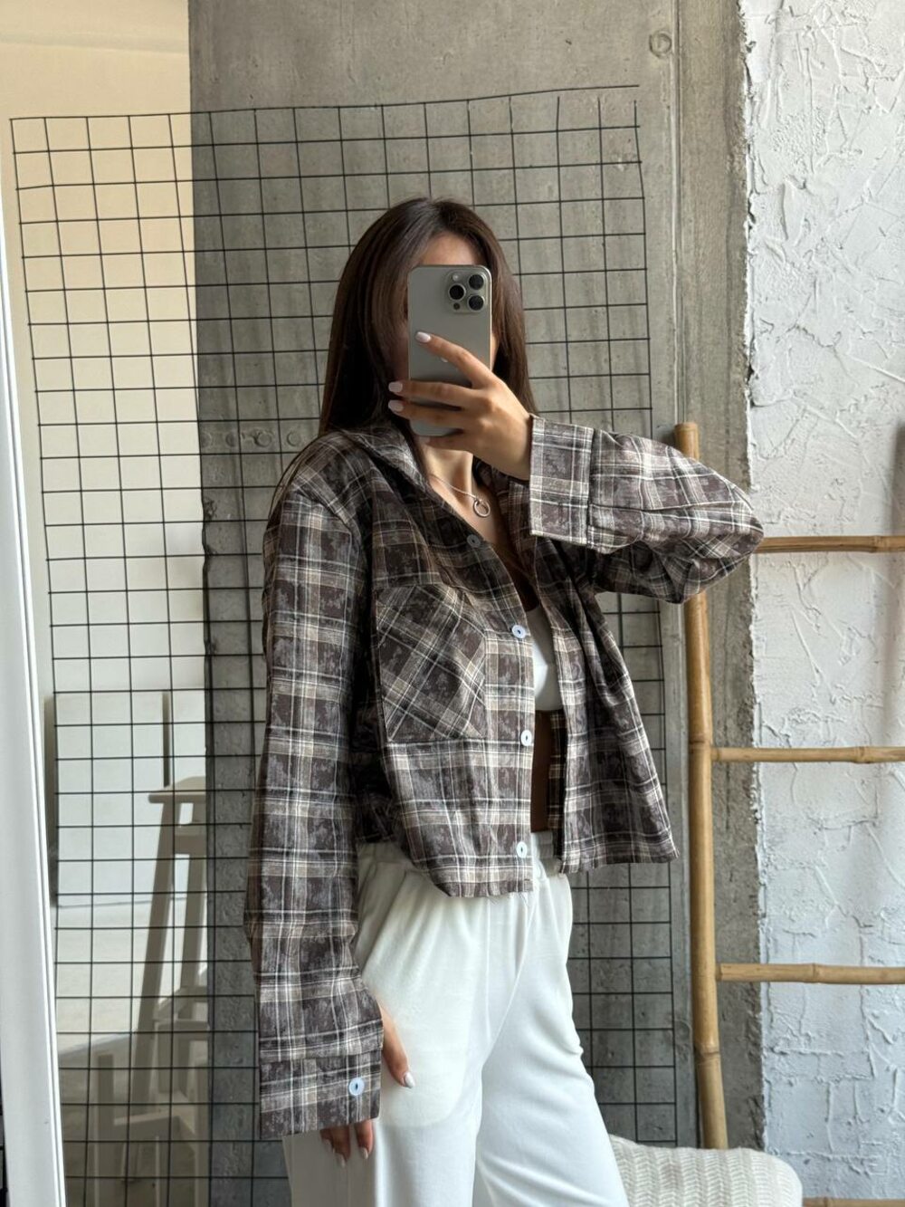 Укорочена сорочка в клітинку, колір коричневий
