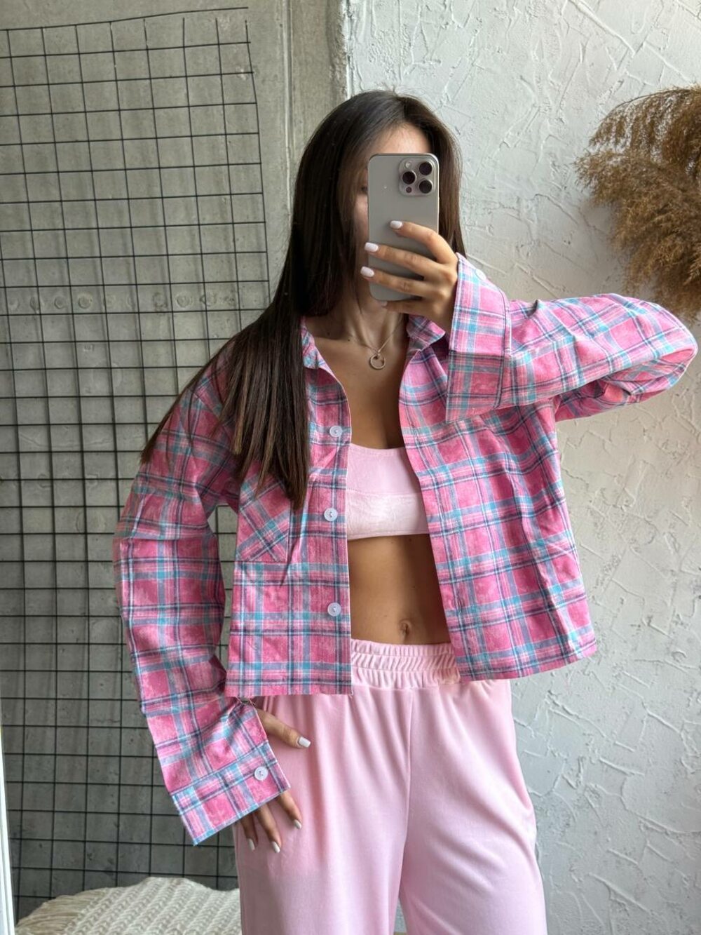 Укорочена сорочка в клітинку, колір рожевий
