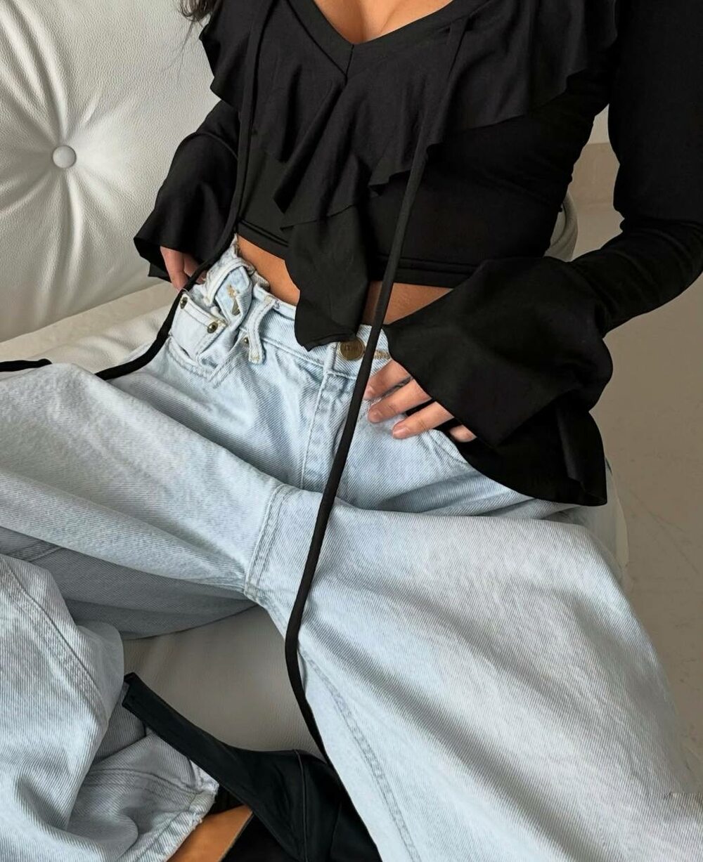 Укорочений топ із довгими рукавами та глибоким V-подібним вирізом, колір чорний