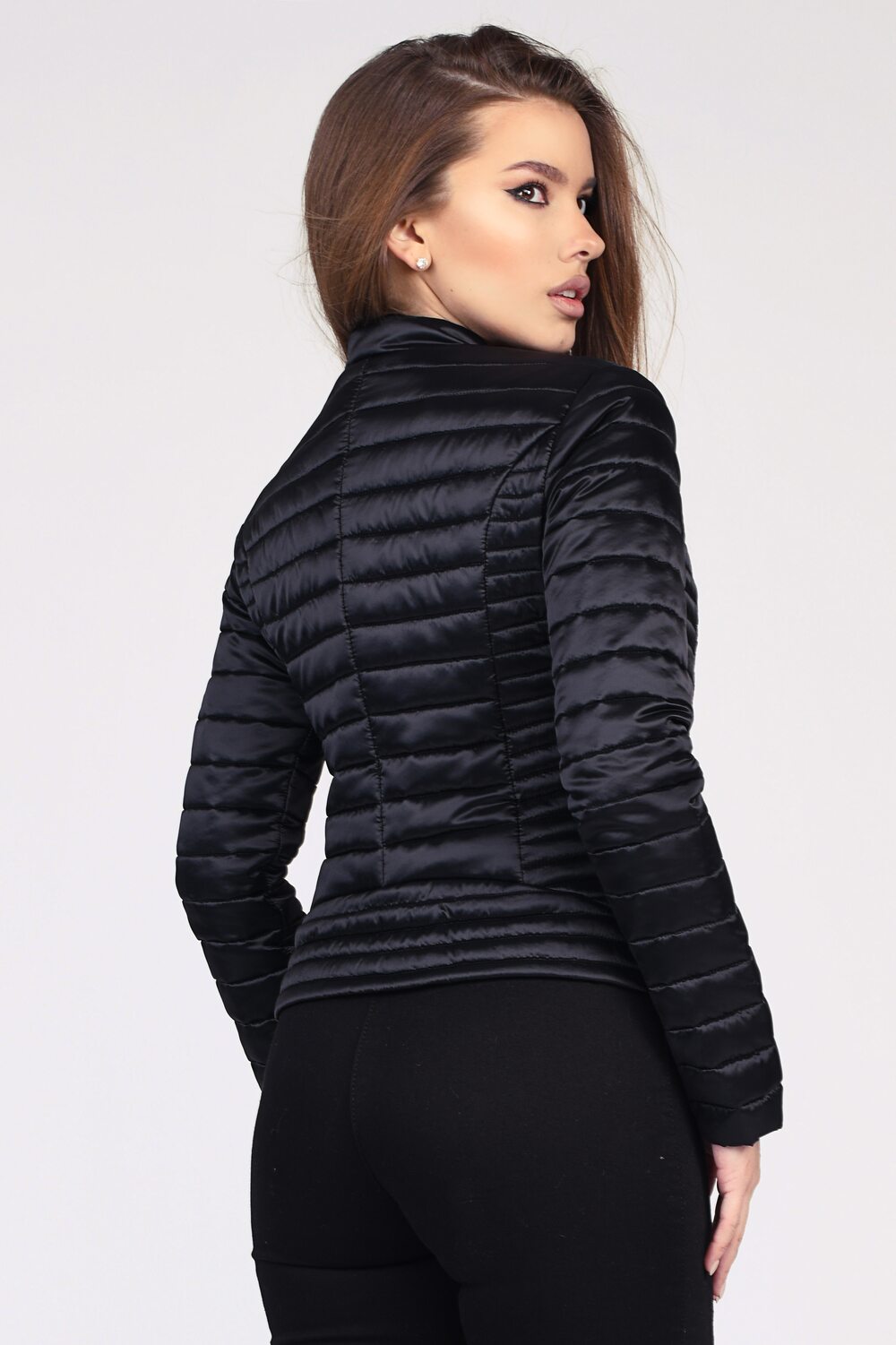 Короткая женская куртка стеганая