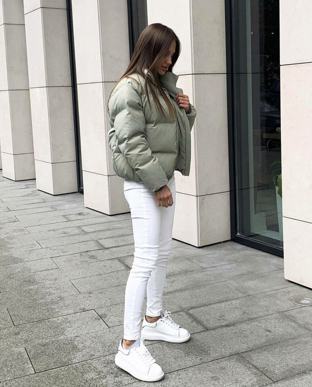 Коротка оливкова куртка з плащової тканини