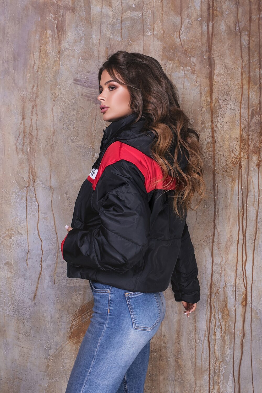 Куртка короткая черного цвета на синтепоне