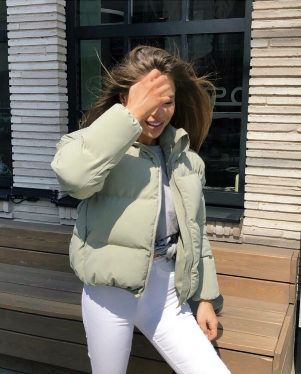 Коротка оливкова куртка з плащової тканини