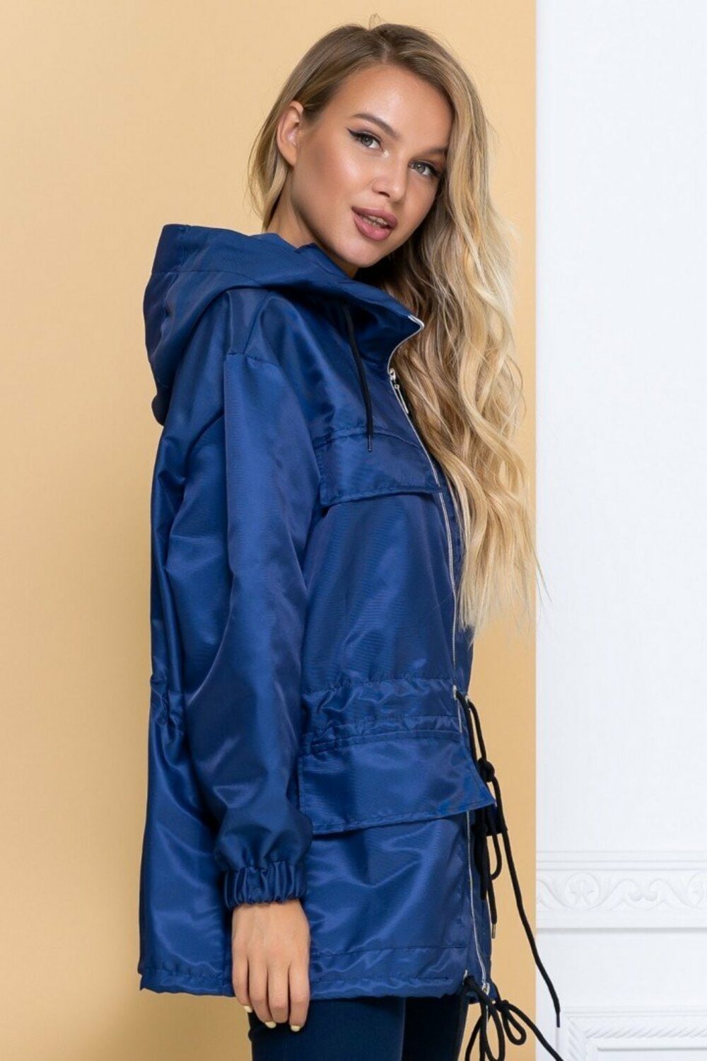 Стильная синяя ветровка