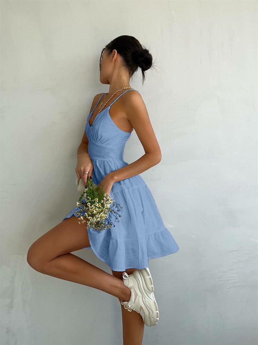 Модне літнє плаття кольору блакитний