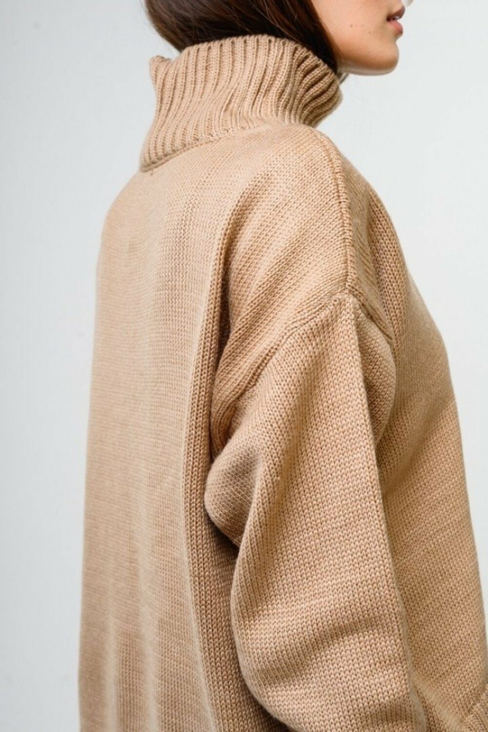 Трендовий однотонний светр