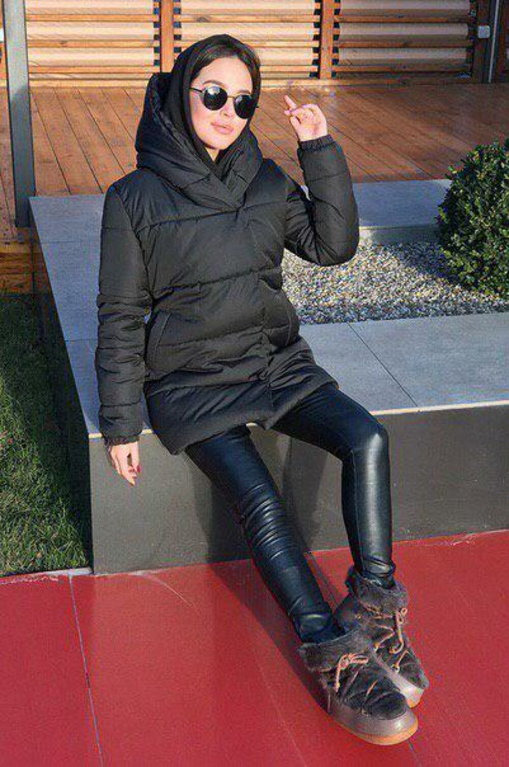 Куртка зефірка жіноча чорного кольору