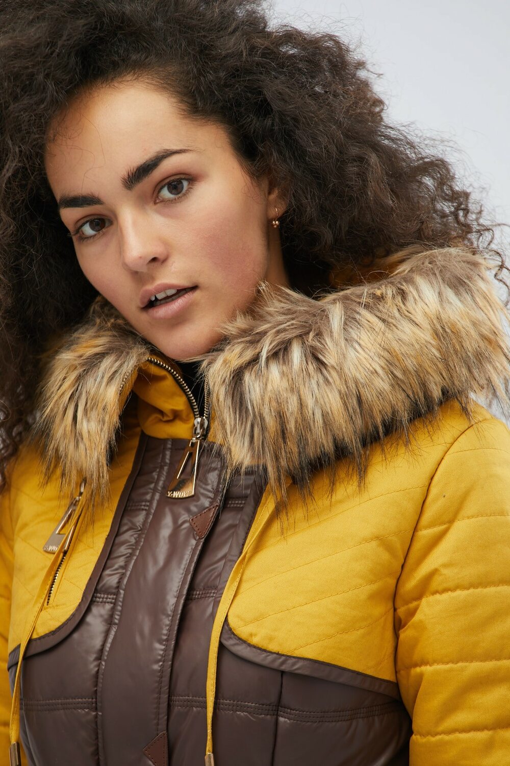 Зимова куртка жовто-коричневого кольору