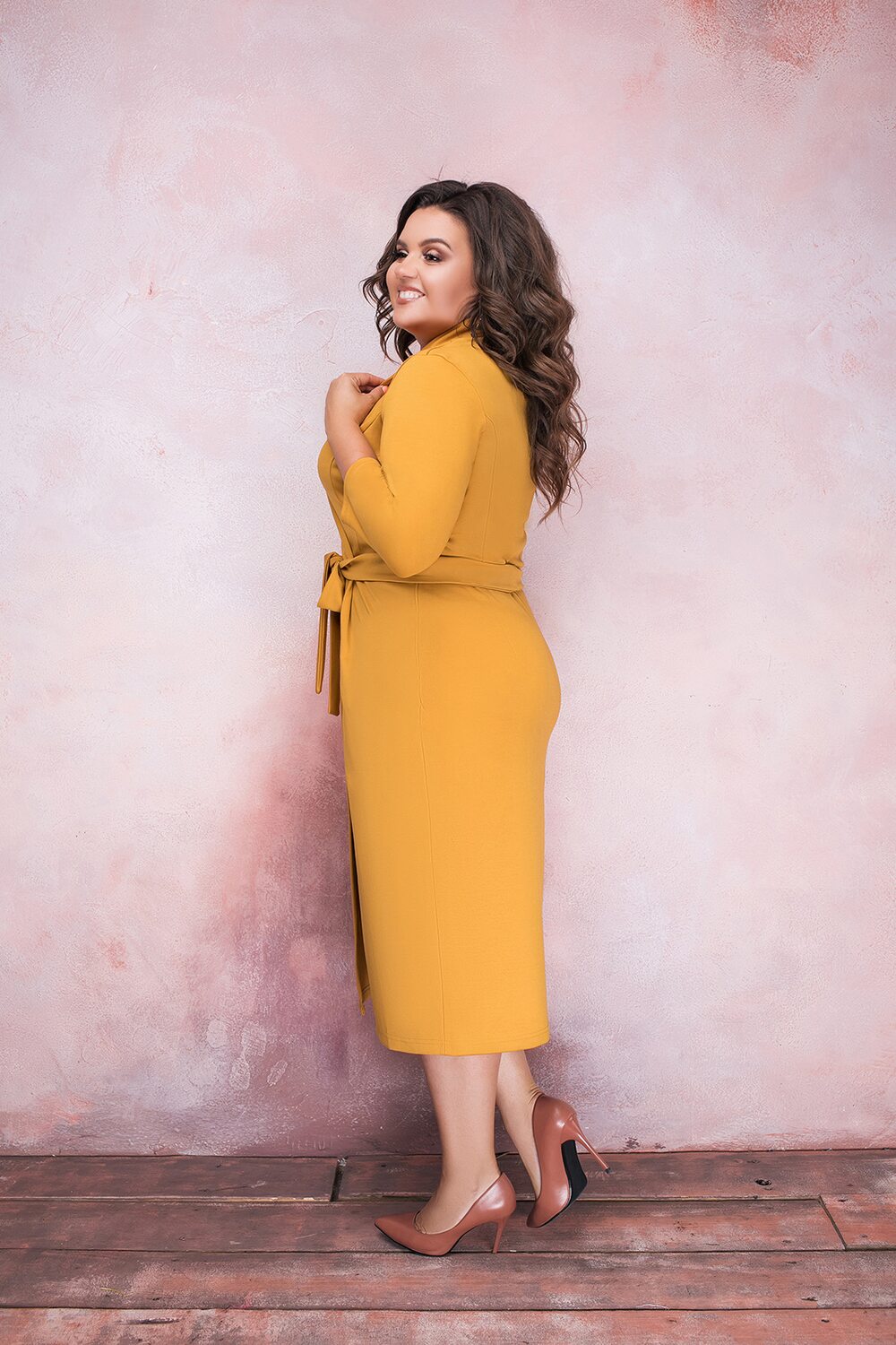 Платье горчичного цвета шалевый воротник