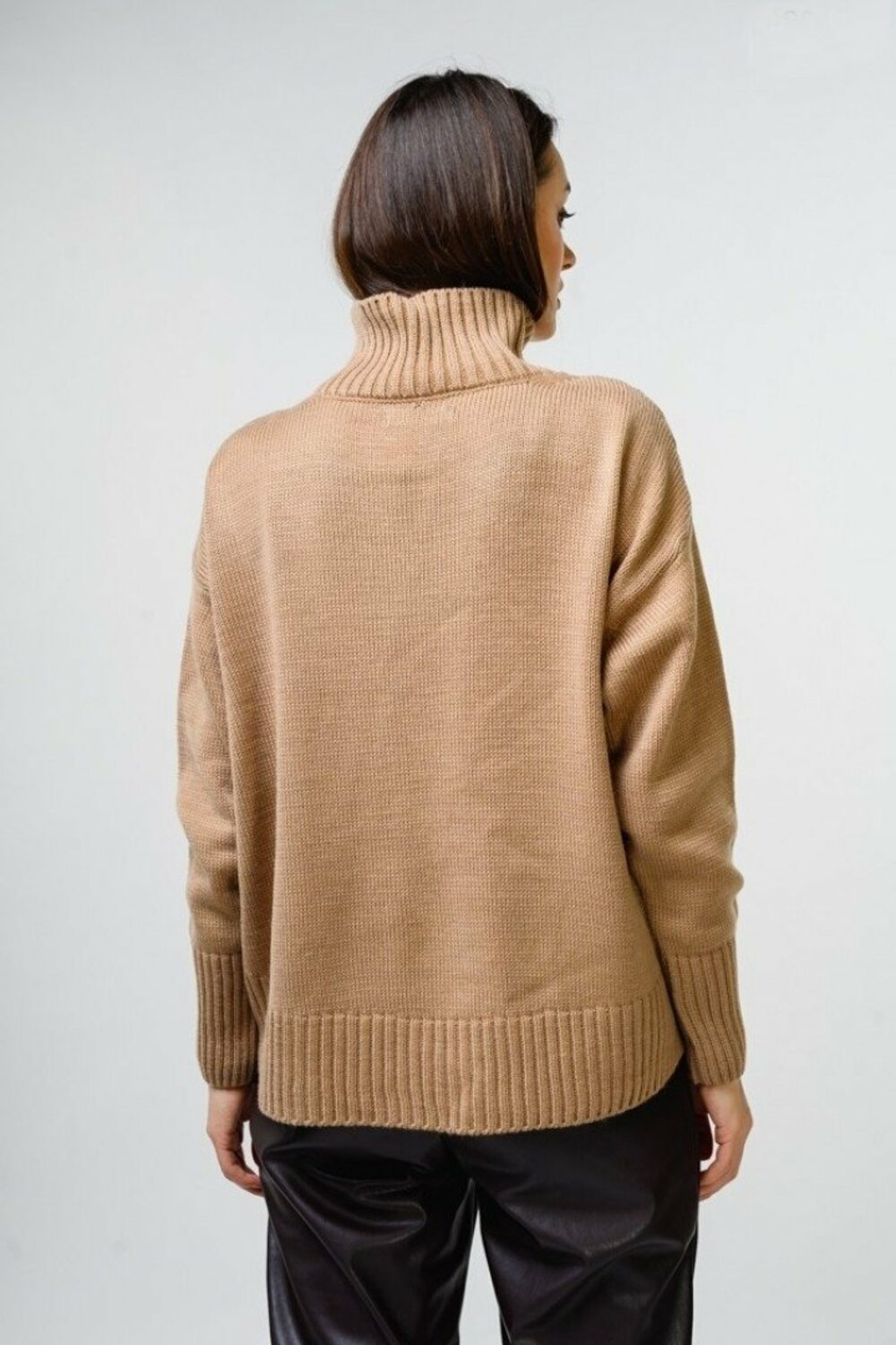 Трендовий однотонний светр