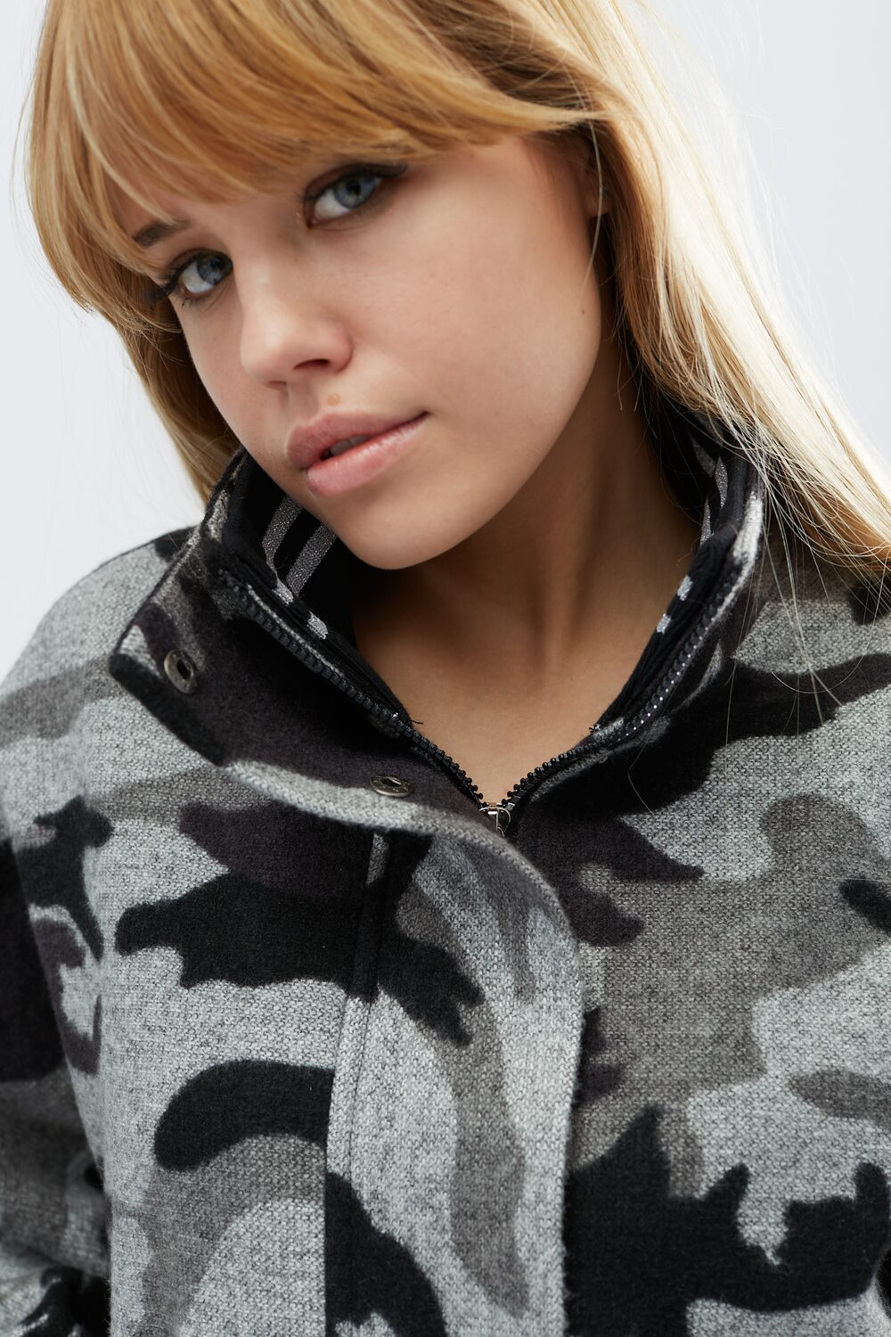 Пальто димесезонне з накладними кишенями