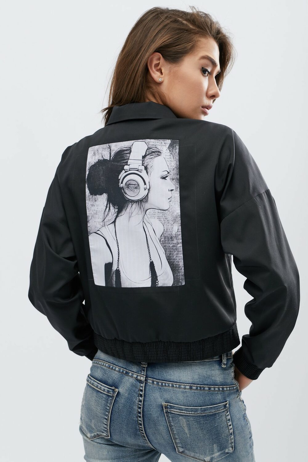 Демисезонная куртка на молнии без капюшона