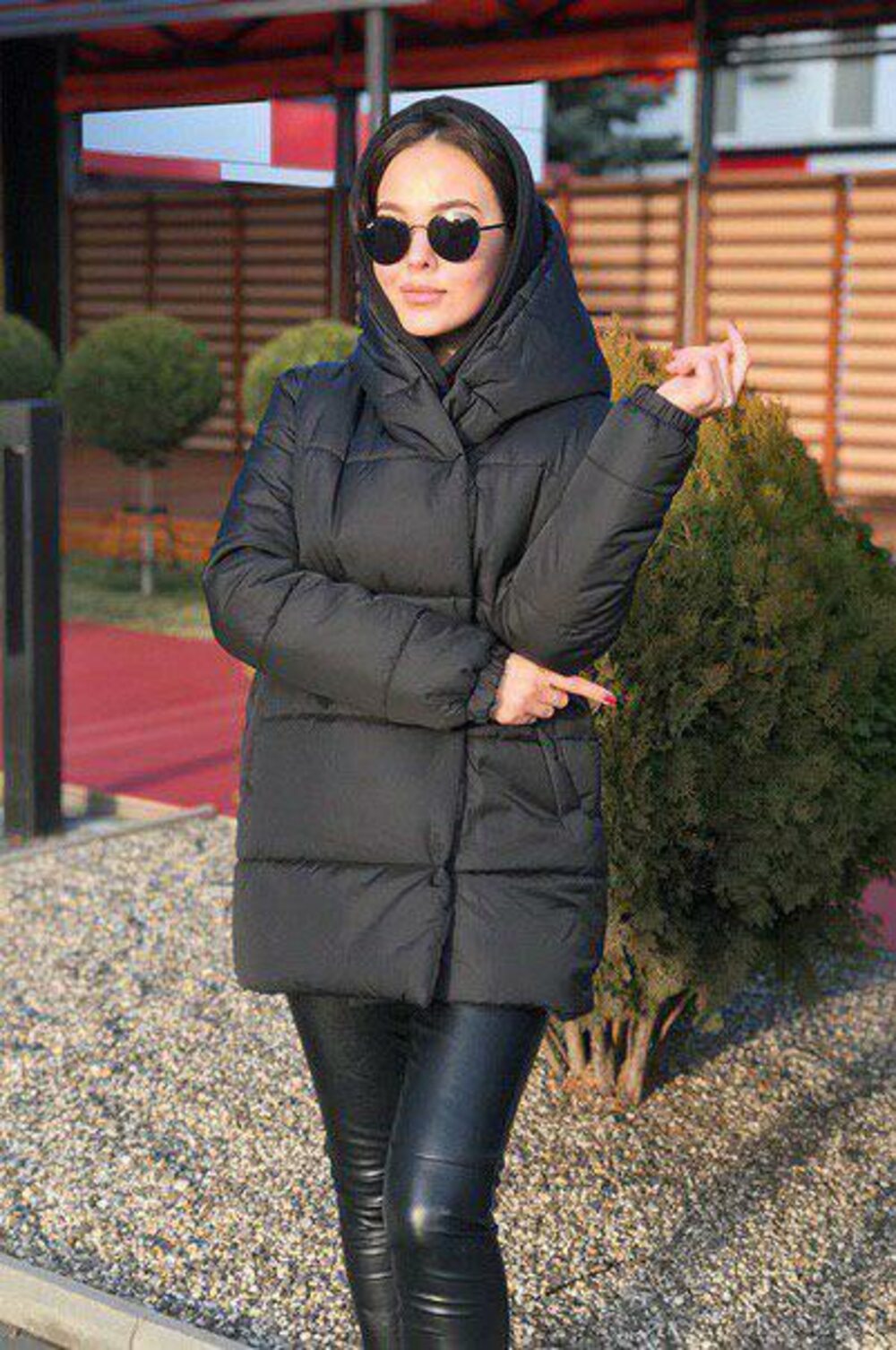 Куртка зефірка жіноча чорного кольору