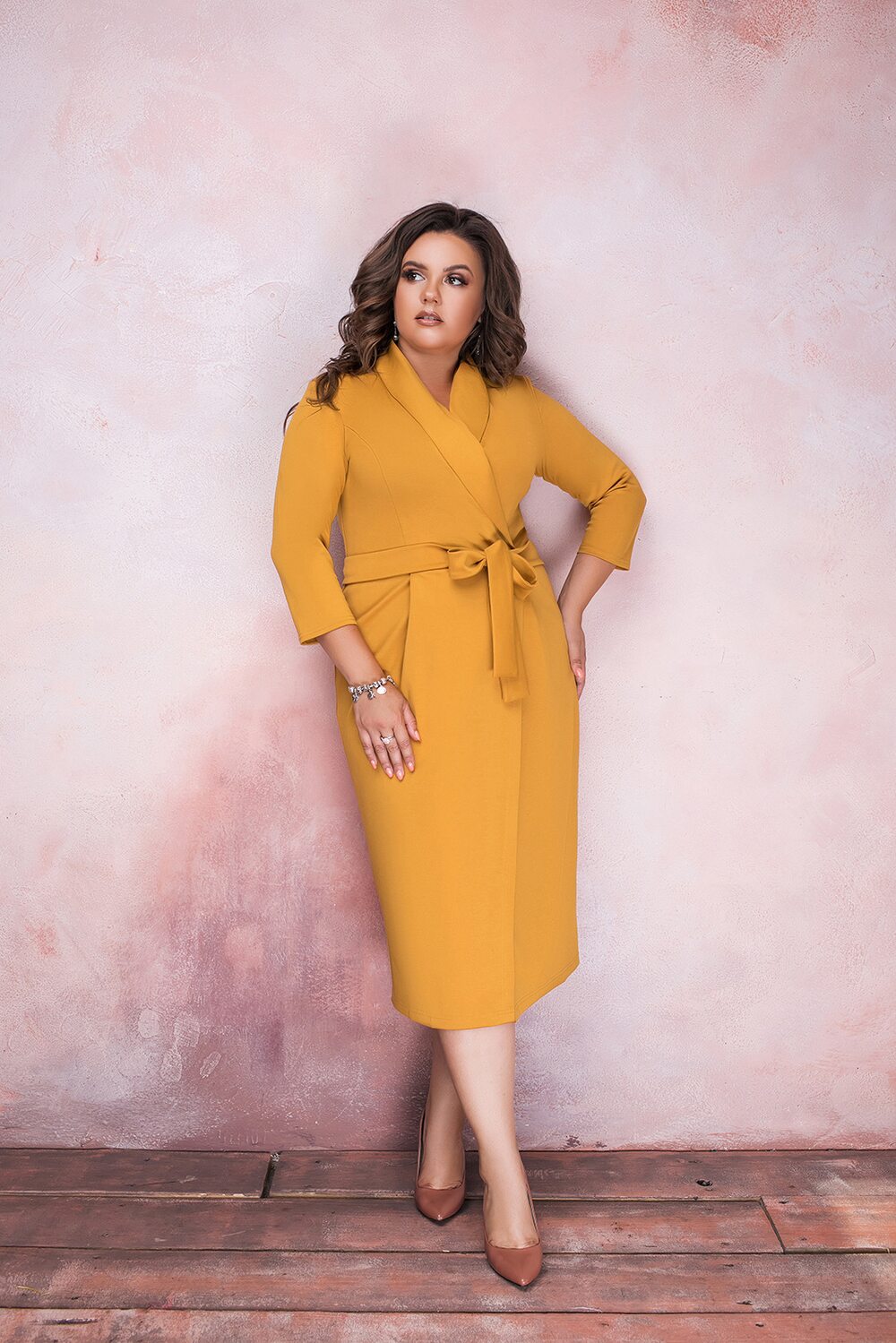Платье горчичного цвета шалевый воротник