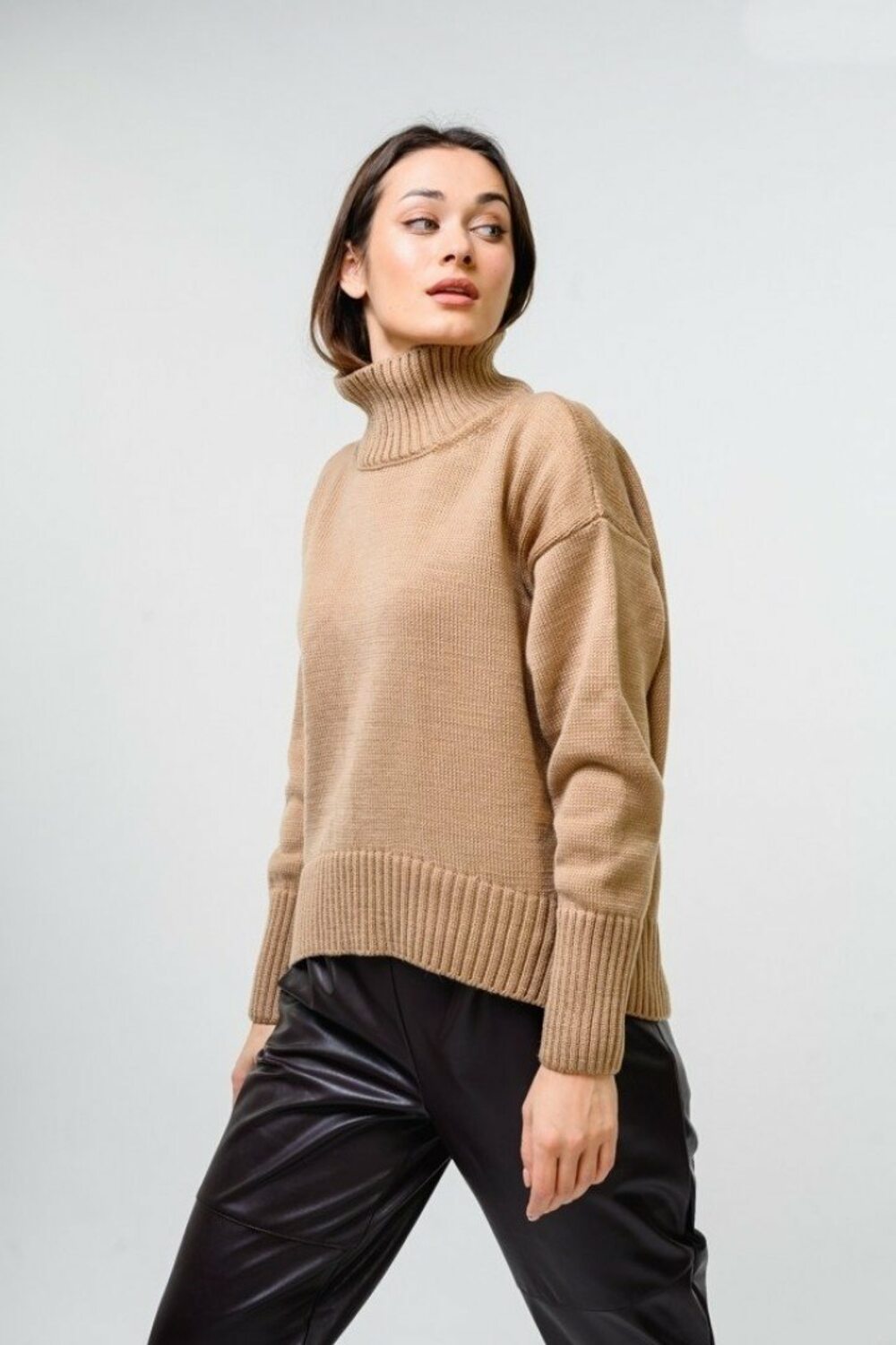 Трендовий однотонний светр