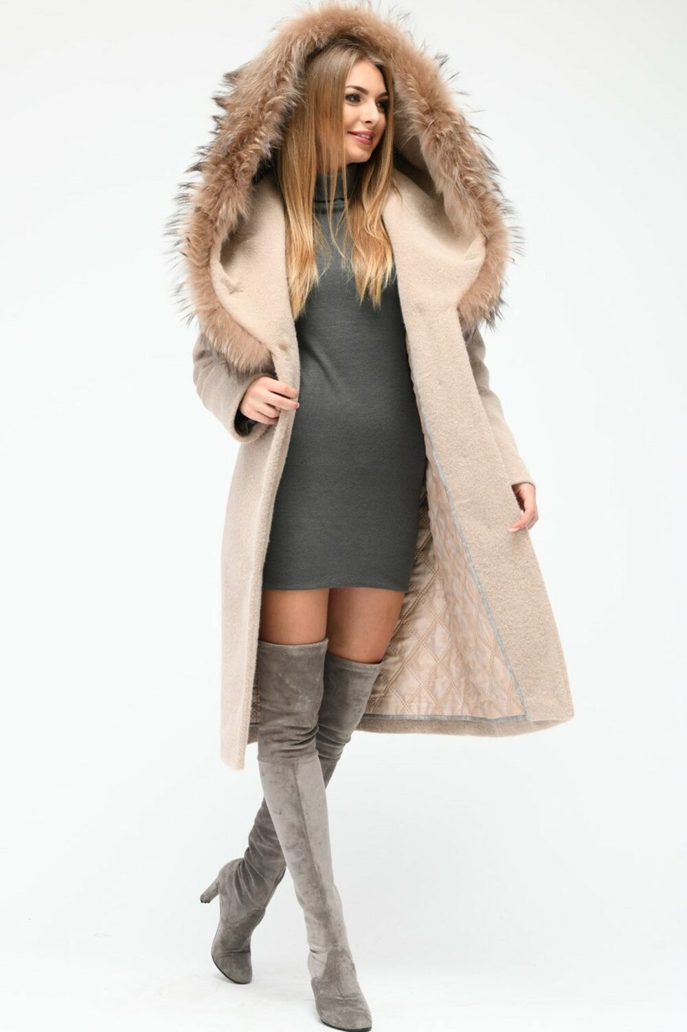Жіноче пальто з капюшоном та хутром