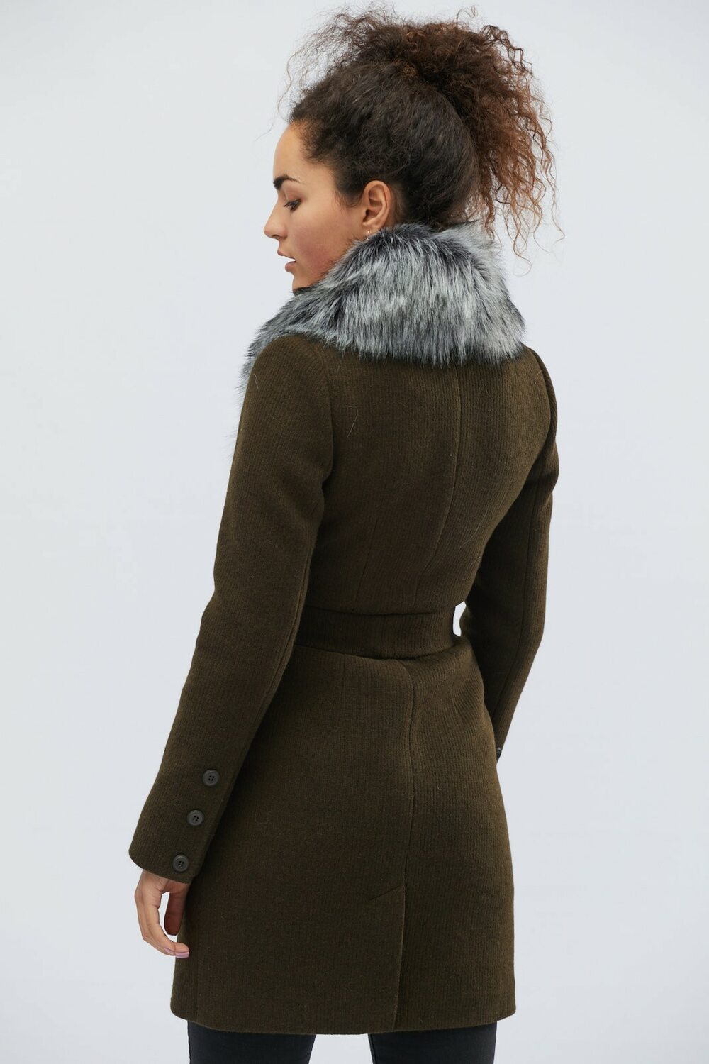 Пальто з поясом з вовни та хутром