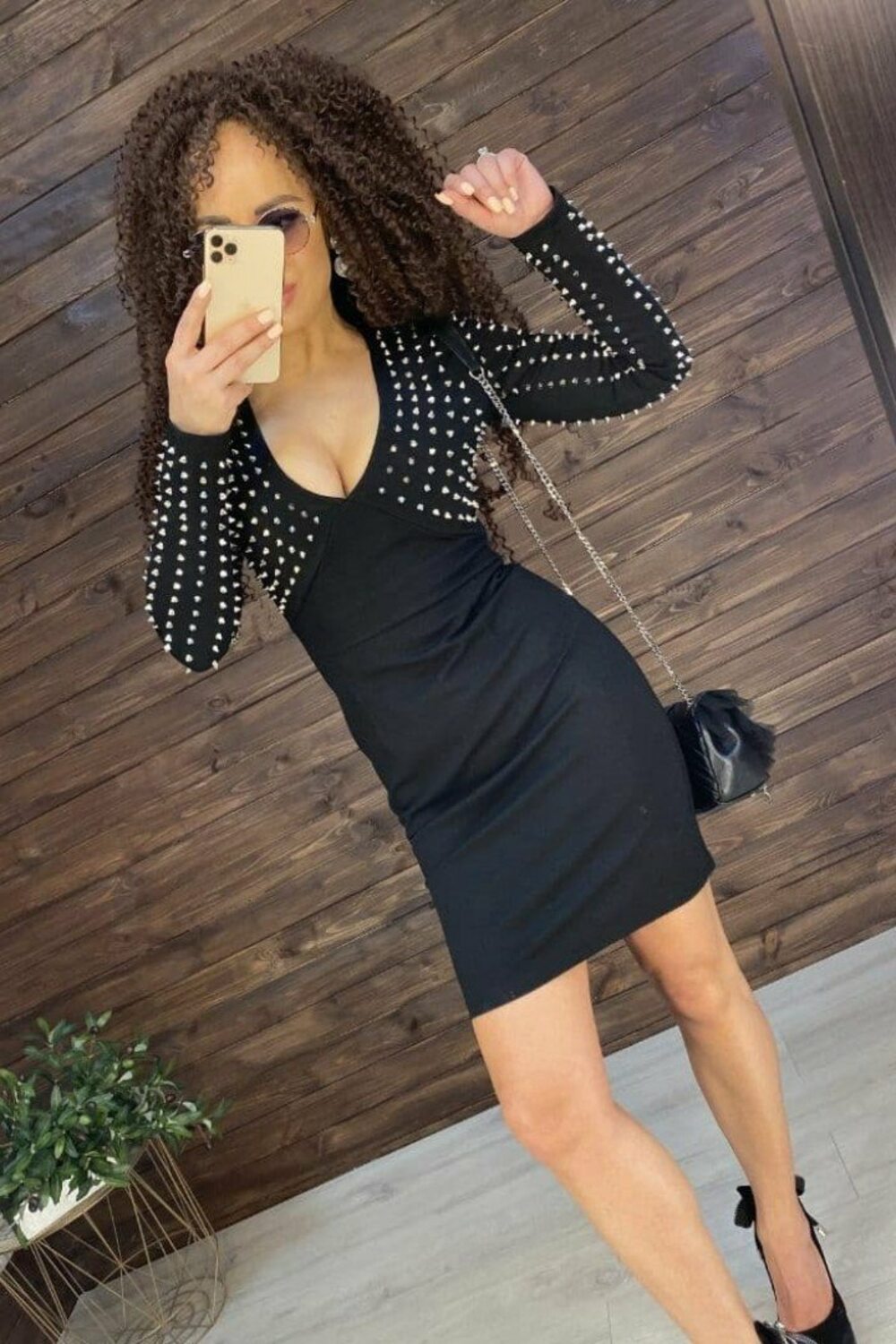 Чорна сукня з шипами