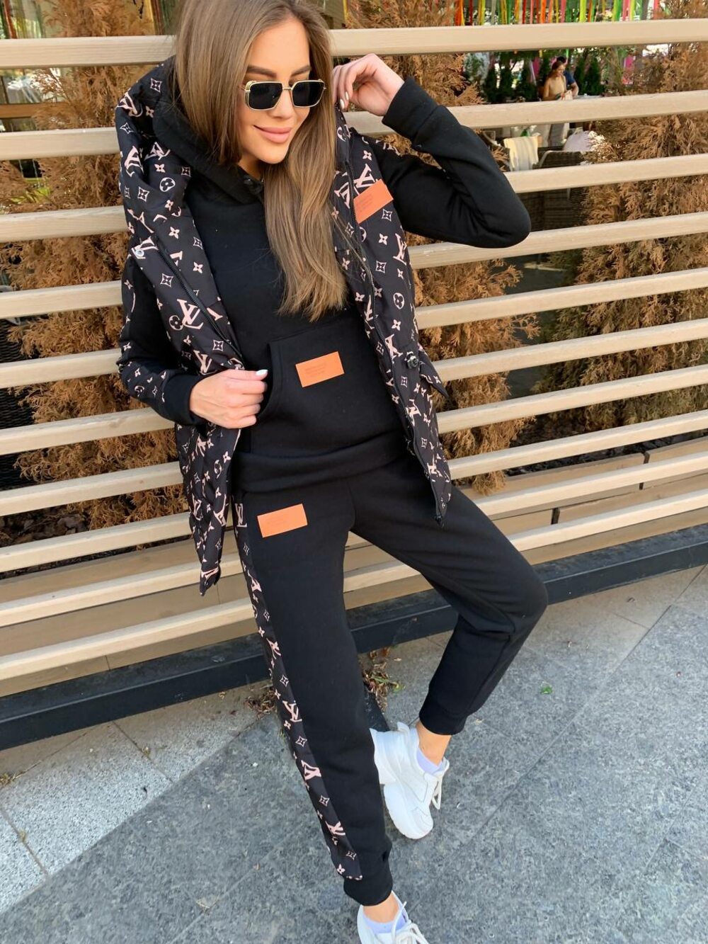 Чорний костюм із жилеткою