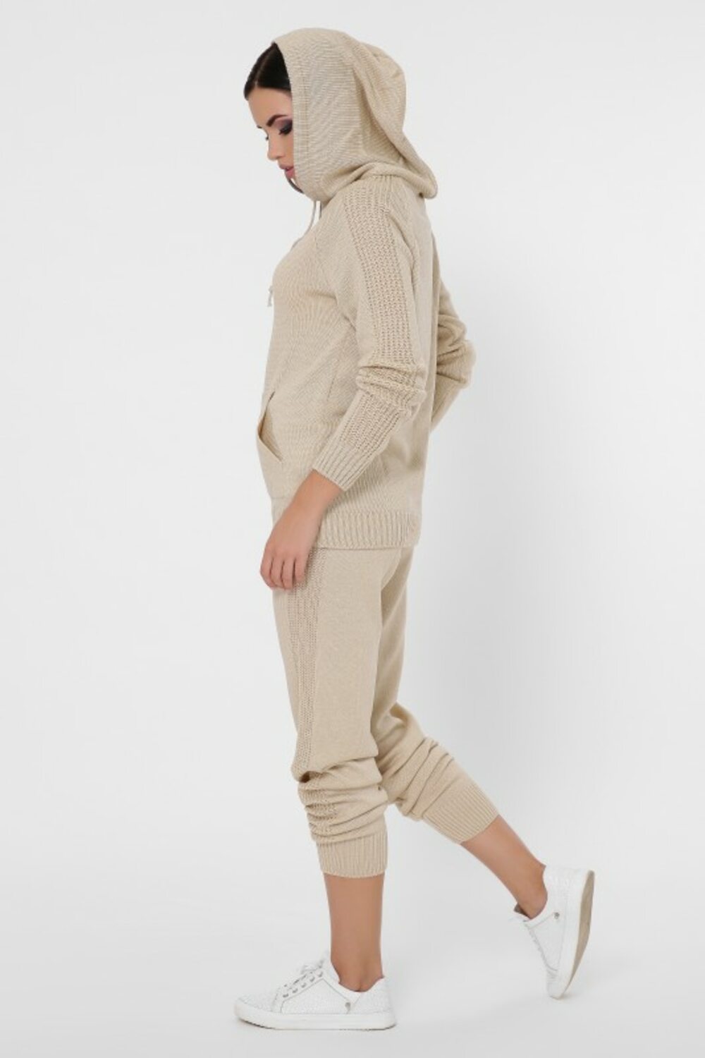 Костюм з капюшоном в'язаний з акрилу.