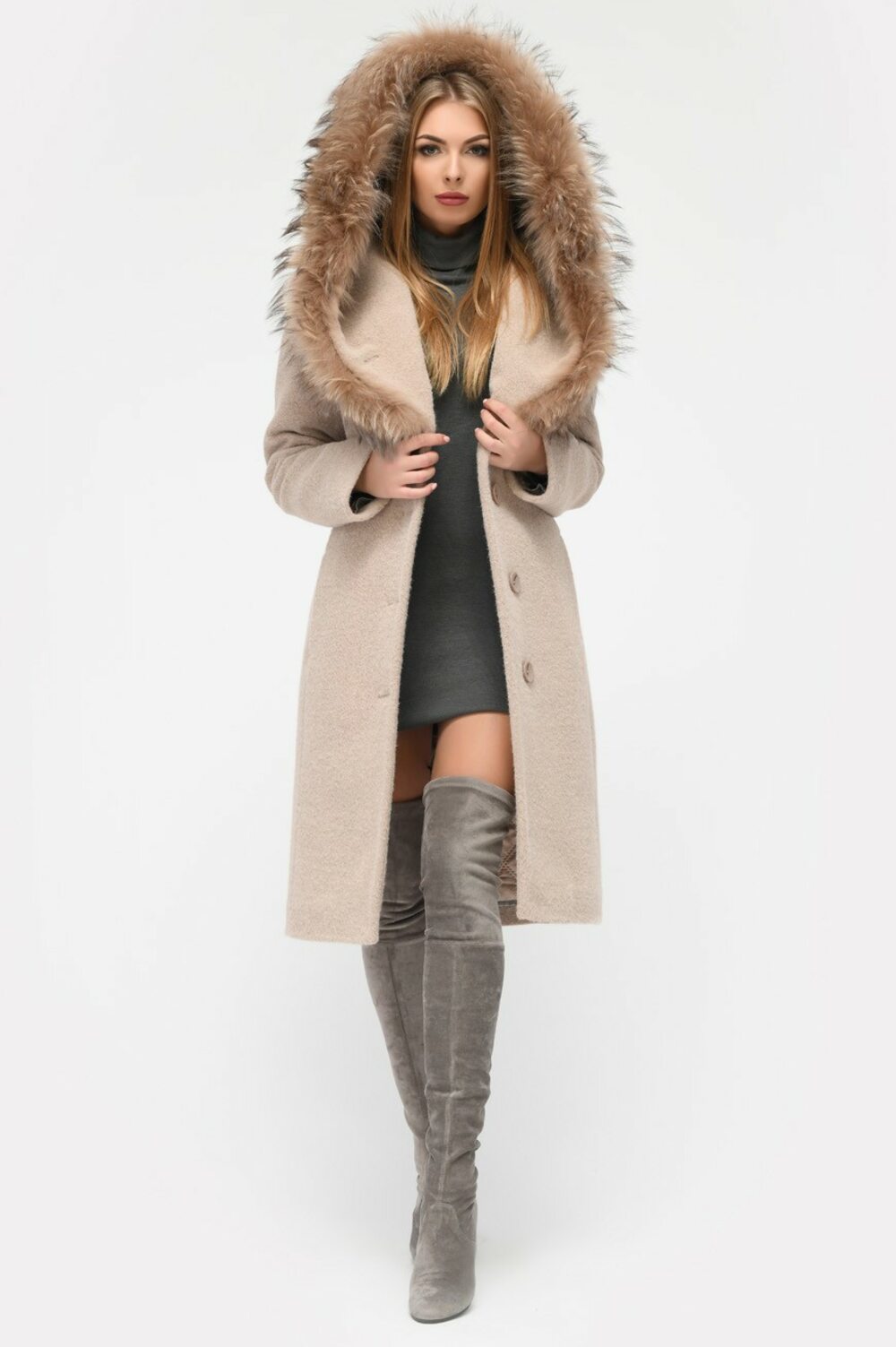 Жіноче пальто з капюшоном та хутром