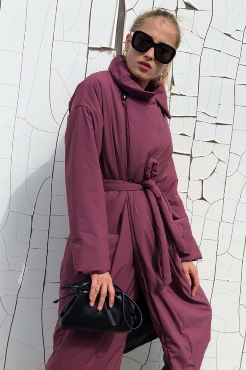 Довгий бордовий пуховик ковдру