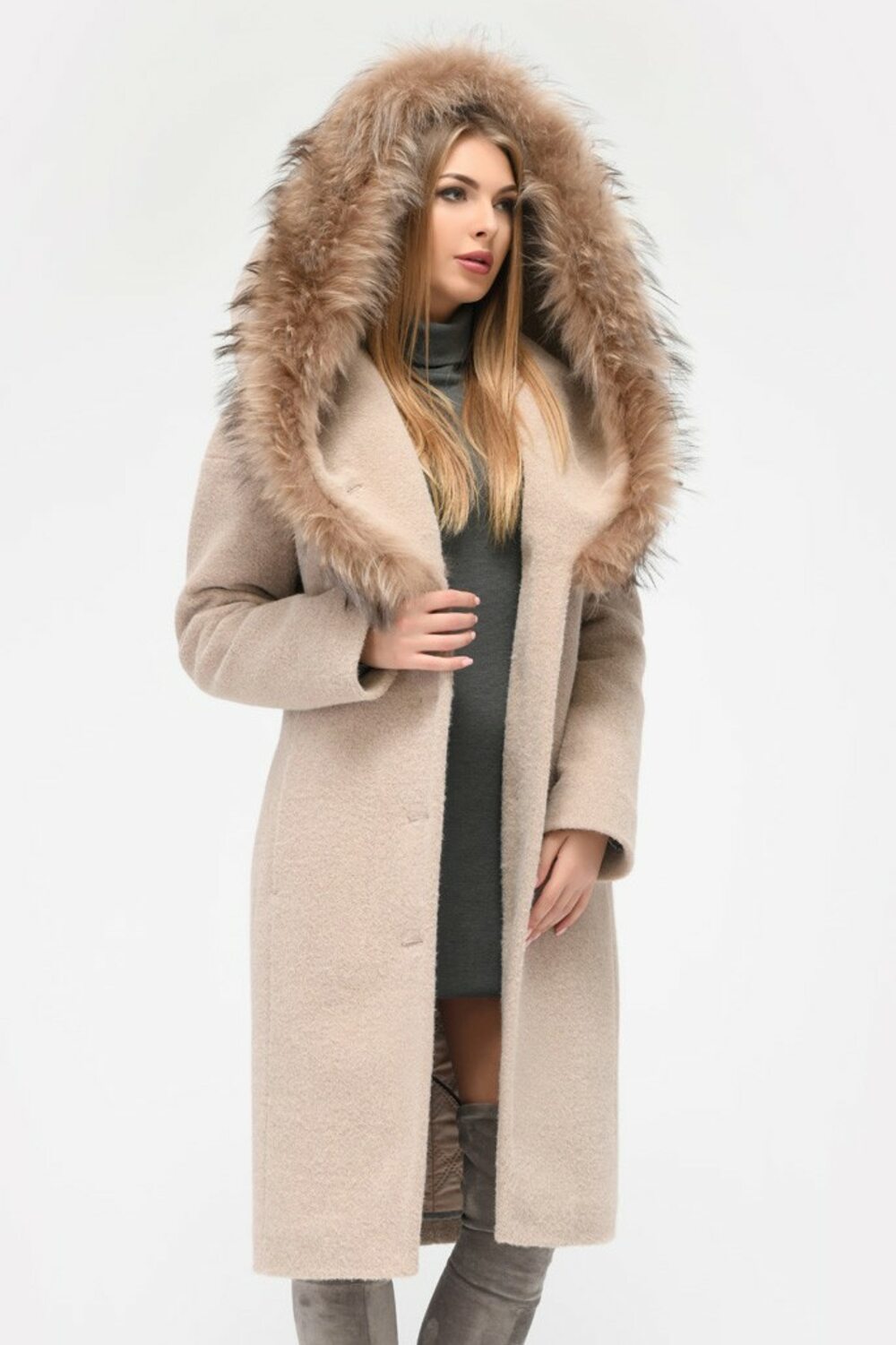 Жіноче пальто з капюшоном та хутром