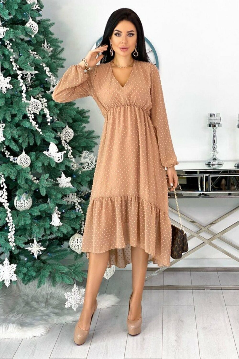 Нежное бежевое шифоновое платье