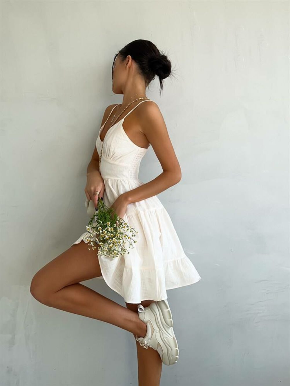 Модне літнє плаття кольору білий