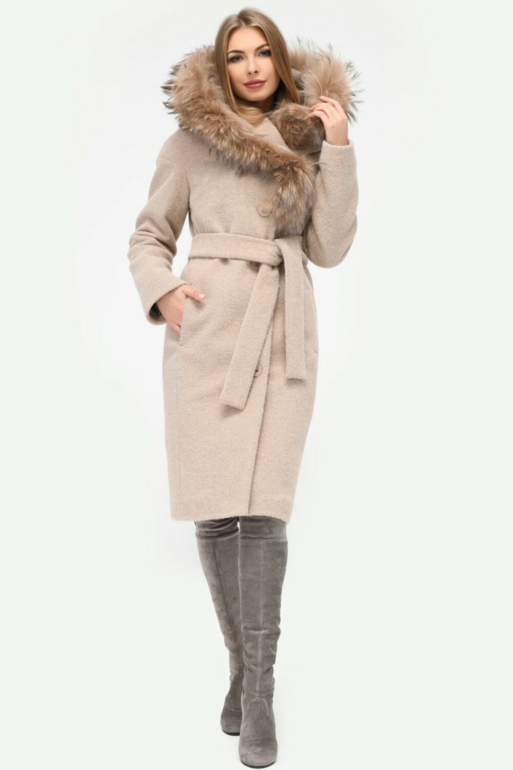 Жіноче пальто з капюшоном та хутром