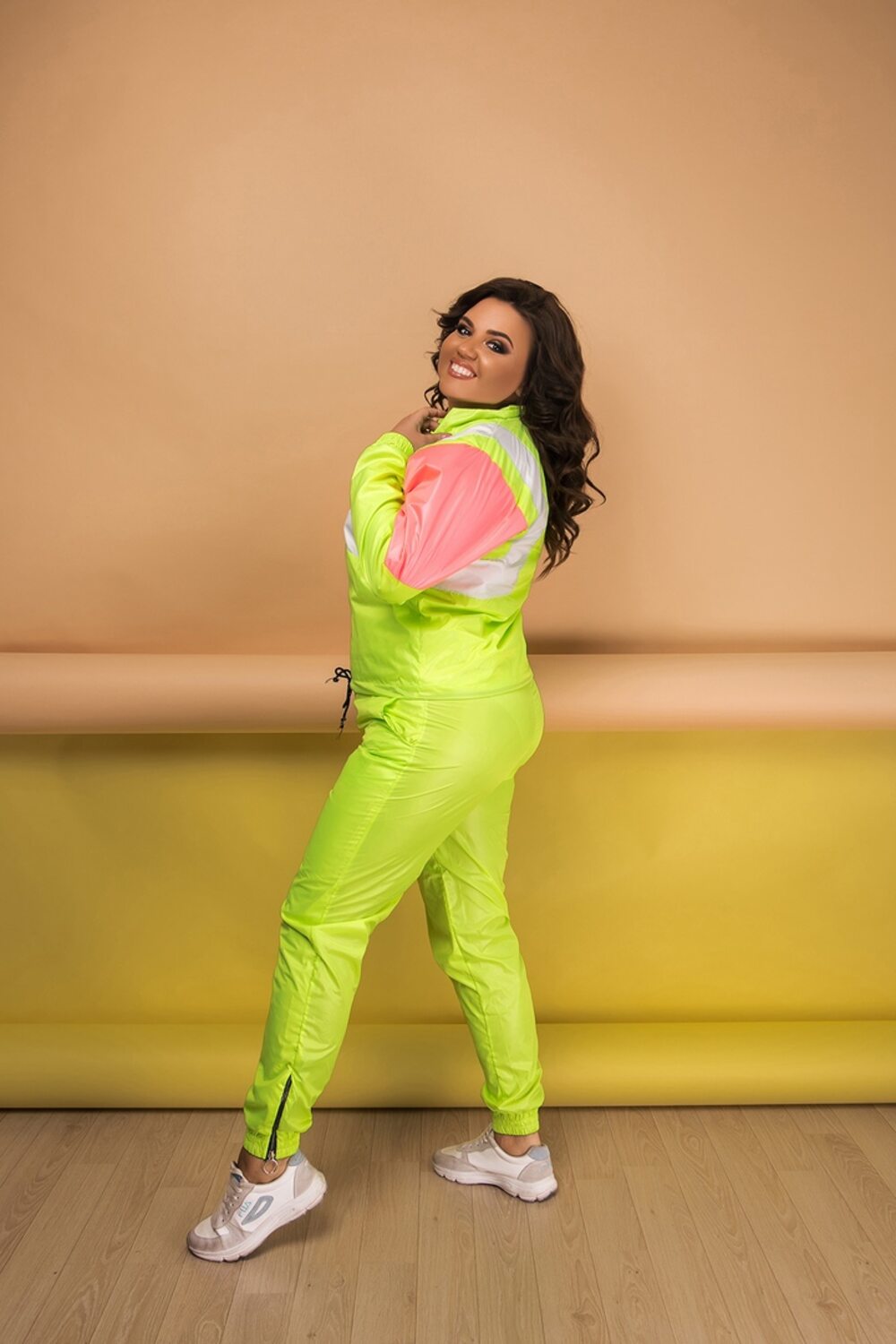 Салатовый спортивный костюм