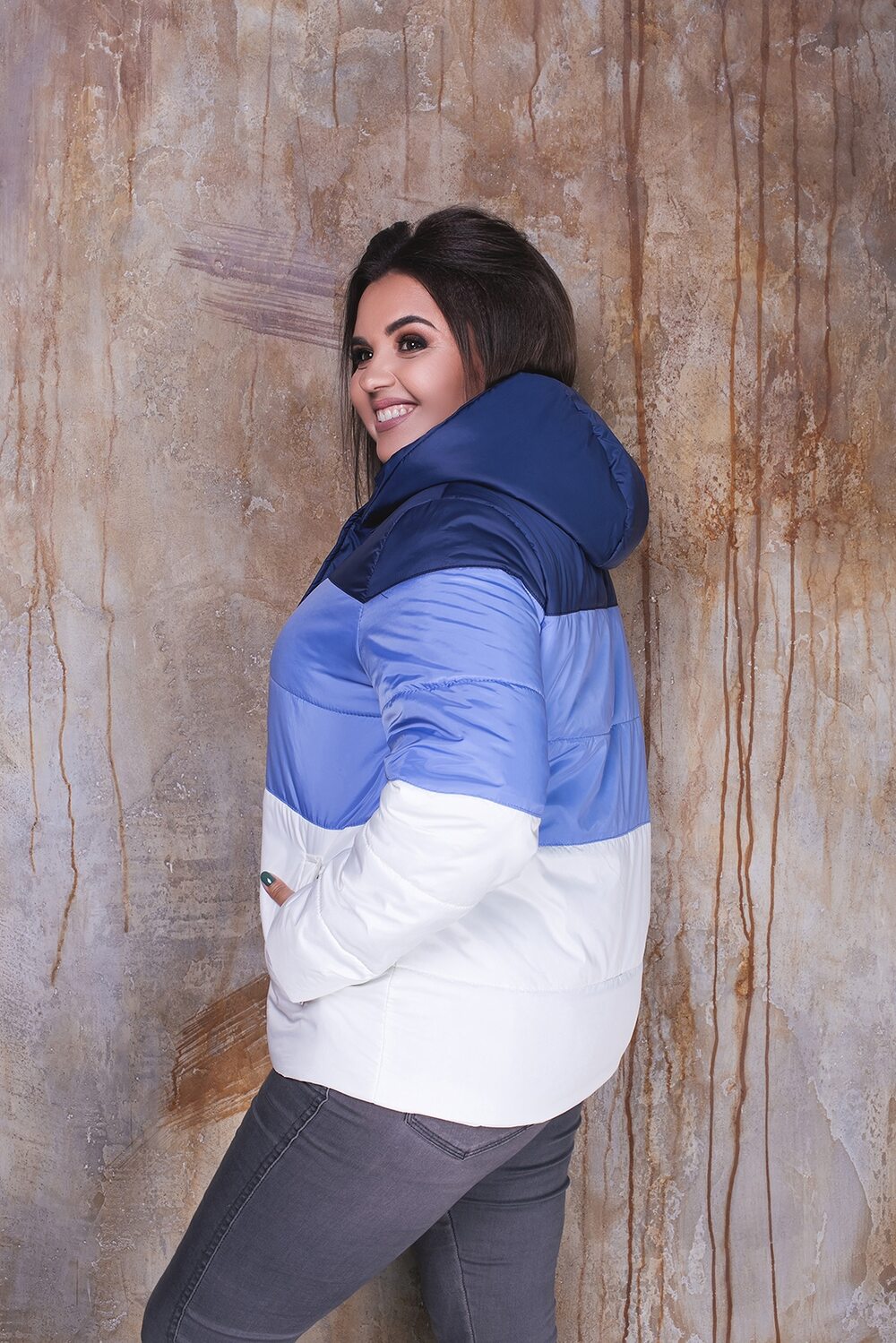 Куртка коротка с капюшоном на синтепоне