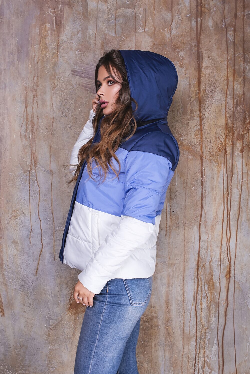 Куртка коротка с капюшоном на синтепоне