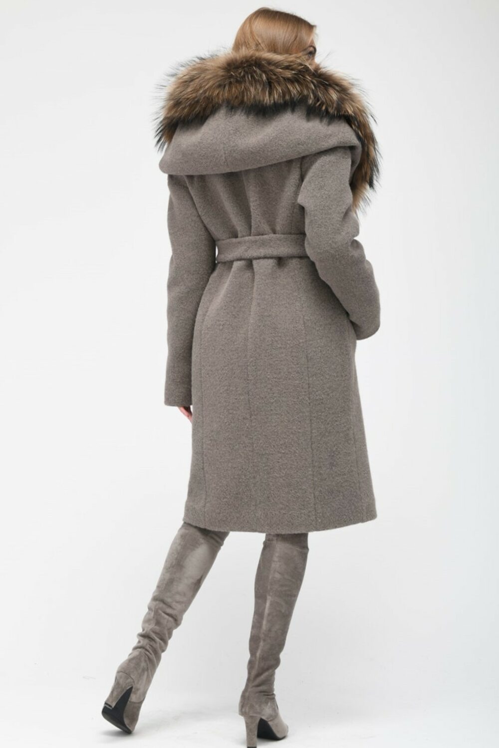 Зимове пальто з поясом та хутром на капюшоні