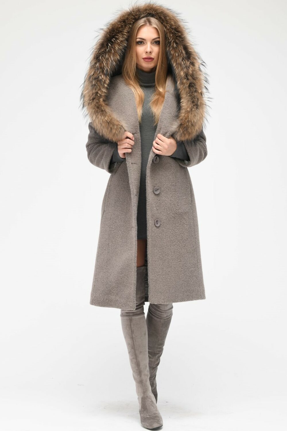 Зимове пальто з поясом та хутром на капюшоні